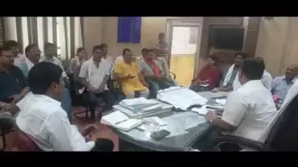हिण्डौन: SDM कार्यालय हिण्डौन में जिला कलेक्टर नीलाभ सक्सेना ने खारे नाले की समस्या को लेकर व्यापारियों के साथ बैठक की