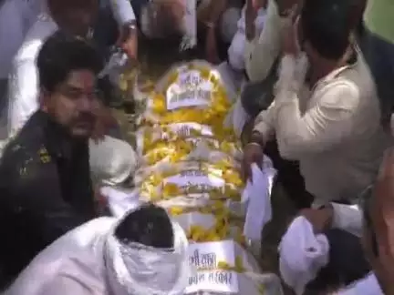 हरदा: किसानों ने हरदा कृषि उपज मंडी से कलेक्टर कार्यालय तक प्रदेश सरकार की अर्थी निकालकर विरोध प्रदर्शन किया