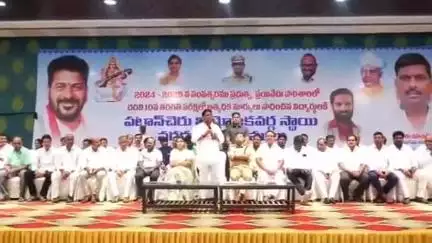 పటాన్​​చెరు: విద్యార్థులకు నగదు పురస్కారాన్ని అందజేసిన ఎమ్మెల్యే గూడెం మహిపాల్ రెడ్డి