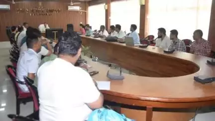 হাইলাকান্দি: হাইলাকান্দিতে জেলা আয়ুক্তের সভাকক্ষে আয়োজিত এক সভায় উপস্থিত জেলা আয়ুক্ত নিসর্গ হিভারে সহ বিভাগীয় আধিকারিকেরা
