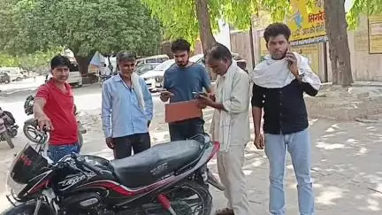 जलेसर: 6 जून शाम 5:00 बजे से गांव लहर का 24 वर्षीय युवक लापता, पीड़ित परिजन मेडिकल कॉलेज पोस्टमार्टम हाउस पहुंचे