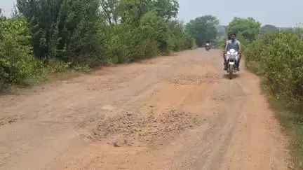 গড়বেতা ৩: ওভারলোড গাড়ির কারণে গ্রামীণ রাস্তার বেহালদশা চন্দ্রকোনা রোডের সারগা গ্রামে সমস্যায় সাধারণ মানুষ##jansamasya