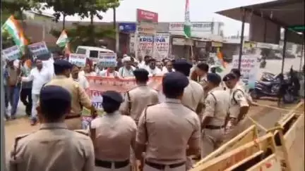 पामगढ़: पामगढ़ में युक्तियुक्तकरण के खिलाफ गरजे विपक्ष, कांग्रेस नेताओं ने बीईओ कार्यालय का किया घेराव