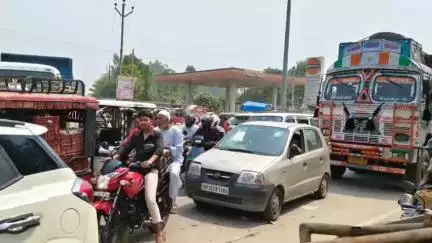 सफीपुर: आसीवन थाना क्षेत्र के मियागंज चौराहे पर आम मंडी बनी जाम का कारण, एंबुलेंस अक्सर फंस जाती है जाम में