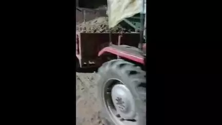 जलेसर: जलेसर पुलिस टीम ने न.अहीर मौजा बढ़ावली के बंबा के समीप खेतों से अवैध खनन करते 5 ट्रैक्टर-ट्रॉली और एक रीपर मशीन को पकड़ा
