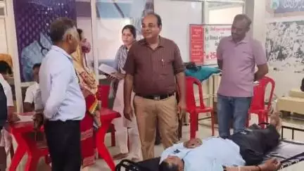 હિંમતનગર: ઇલોલ પ્રાથમિક આરોગ્ય કેન્દ્ર ખાતે રક્તદાન કેમ્પ યોજાયો