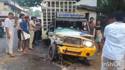 കൊണ്ടോട്ടി: കോടങ്ങാട് ടിപ്പർ ലോറിയും പിക്കപ്പ് വാനും കൂട്ടിയിടിച്ച് അപകടം, മൂന്നു പേർക്ക് പരിക്ക്
