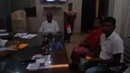 बूरमू: बुढमु प्रखंड विकास पदाधिकारी को मंडा पूजा समिति उमेदंडा के अध्यक्ष ने दिया निमंत्रण पत्र
