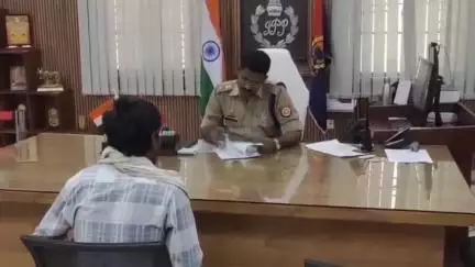 मऊ: बकवल स्थित एसपी कार्यालय में एसपी ने की जनसुनवाई, 18 मामलों के निस्तारण के दिए निर्देश