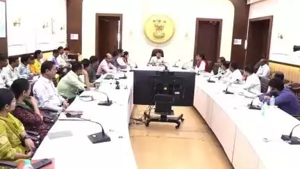 अमरावती: निम्न पेढी प्रकल्पग्रस्त गावांच्या समस्या सोडविण्यास प्राधान्य – जिल्हाधिकारी आशिष येरेकर, जिल्हाधिकारी कार्यालयात आढावा