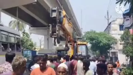ঠাকুরপুকুর-মহেশতলা: চন্দননগর এলাকার কাছে জেসিবি গাড়ির ধাক্কায় মৃত্যু হল এক পথচারী ব্যক্তির আটক ঘাতক গাড়ির চালক