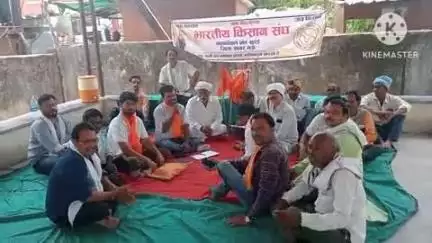 खुरई: मूंग खरीदी को लेकर धरने पर बैठे किसानों ने प्रदेश सरकार को किसान विरोधी और मोहन यादव को पर्ची वाला मुख्यमंत्री कहा