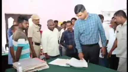 దుబ్బాక: దుబ్బాక మండలంలోని అప్పనపల్లి గ్రామంలోని గ్రామపంచాయతీ కార్యాలయం లో భూభారతి సదస్సును పరిశీలించిన కలెక్టర్