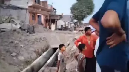 तमकुही राज: बांसगांव में नाली निर्माण की जांच में मानक से कम गुणवत्ता मिलने पर विधायक ने ठेकेदार को लगाई फटकार