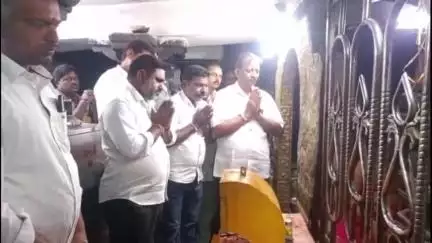 ఇల్లందకుంట: మండల కేంద్రంలో కాంగ్రెస్ పార్టీ మండల అధ్యక్షుడు పెద్ది కుమార్ ఆధ్వర్యంలో DCC అధ్యక్షుడు  సత్యనారాయణ జన్మదిన వేడుకలు