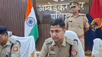 अकबरपुर: भीटी में शादी में बारातियों के पैसे लूटने वाले गैंग के तीन आरोपियों को पुलिस ने शादी की ड्रेस में जाकर किया गिरफ्तार