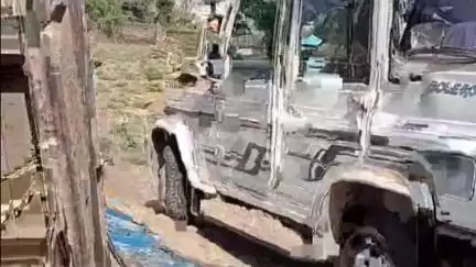 कुशालपुरा के पास तेज रफ्तार बजरी से भरे ट्रैक्टर ने बोलेरो को मारी टक्कर, गाड़ी क्षतिग्रस्त, गुस्साए लोग पहुंचे थाने