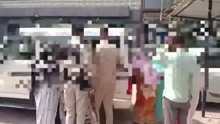 ঢেকিয়াজুলি ভাগ: হিন্দু লোকৰ জনবসতি প্ৰধান অঞ্চলত গো-মাংস পেলোৱা গোচৰত শিঙৰীৰ পৰা এগৰাকী লোকক গ্ৰেপ্তাৰ কৰি জেললৈ প্ৰেৰণ