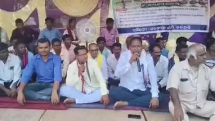ଜୁନାଗଡ: ଚାଷୀ ଙ୍କ ବିଭିନ୍ନ ସମସ୍ୟା କୁ ନେଇ  ଗୋଲାମୁଣ୍ଡା ତହସିଲ କାର୍ଯ୍ୟାଳୟ ଘେରାଉ
