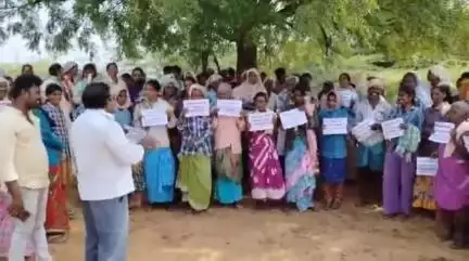 కనిగిరి: హాజీపురం లో ఉపాధి కూలీలకు పెండింగ్ బిల్లులు చెల్లించాలని వ్యవసాయ కార్మిక సంఘం ఆధ్వర్యంలో కూలీల ధర్నా