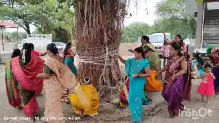 फुलंब्री: शहरातील गिरिजा नगर भागात वटसावित्री पौर्णिमेनिमित्त वडाच्या झाडाची महिलांकडून मनोभावे पूजन