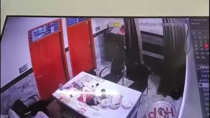 पुवायां: पुवायां नगर में मोबाइल चोर का वीडियो सीसीटीवी कैमरे में कैद, सोशल मीडिया पर हुआ वायरल