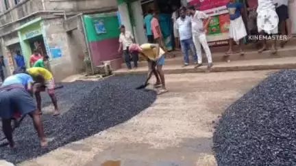 ঠাকুরপুকুর-মহেশতলা: সাংসদ অভিষেক বন্দ্যোপাধ্যায়ের উদ্যোগে মহেশতলা পৌরসভা ২ নম্বর ওয়ার্ডে পিচের রাস্তা  নির্মাণের কাজ শুরু করা হয়েছে
