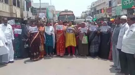 సాక్షి ఛానల్ ,పత్రికను వెంటనే మూసివేయాలంటూ బేతంచర్లలో టిడిపి ఆధ్వర్యంలో నిరసన ర్యాలీ