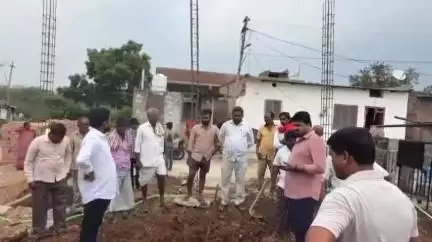 సంగారెడ్డి: కొత్లాపూర్ లో ఇందిరమ్మ ఇళ్ల లబ్ధిదారులకు పత్రాల పంపిణీ