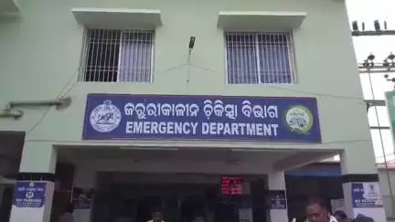 ବାଲେଶ୍ବର ମ୍ୟୁନିସିପାଲଟି: ରେମୁଣା କାଠସଂଗଡା ବାଲି ଖାଦାନ ଠାରେ ବାଲି ମାଫିଆଙ୍କ ଆକ୍ରମଣରେ ଆହତ ଜୁନିୟର ଖଣି ଅଧିକାରୀଙ୍କୁ ଜିଲ୍ଲା ମୁଖ୍ୟ ଚିକିତ୍ସାଳୟରେ ଭର୍ତ୍ତି।