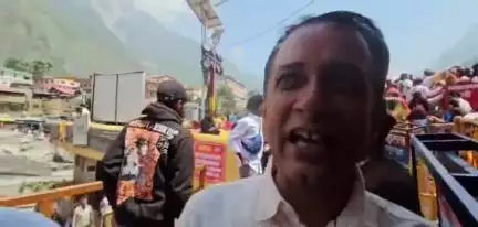 जोशीमठ: श्री बद्रीनाथ में शानदार पुलिस व्यवस्था से खुश राजस्थान के श्रद्धालु, कहा- 'यहाँ की पुलिस है बेहतरीन'