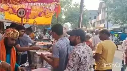 जलालपुर: जलालपुर नगर सहित आसपास के क्षेत्र में ज्येष्ठ मास के आखिरी मंगलवार को जगह-जगह भंडारे का आयोजन किया गया
