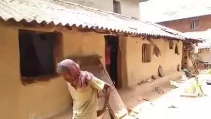 ঝাড়গ্রাম: ঘৃতখাম গ্রামে মাটির বাড়ি দরজা ভেঙে বাড়ির মধ্যে ঢুকে গেল হাতি, শুঁড়ে দিয়ে টেনে বাইরে নিয়ে আসে ধানের বস্তা
