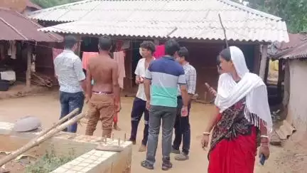 গড়বেতা ২: গোয়ালতোড় এলাকায় আবাস যোজনার বাড়ির কাজ খতিয়ে দেখলেন বিডিও ও পঞ্চায়েত সমিতির সভাপতি