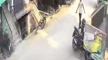 साइकिल चोरी करते हुए एक व्यक्ति का वीडियो सोशल मीडिया पर तेज़ी से वायरल