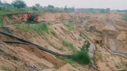 ফরিদপুর দুর্গাপুর: 9 বছর ধরে টালবাহানা, ECL-র থেকে ক্ষতিপূরণ পায়নি পাট্টার জমিদাতারা; পরিবহণ বন্ধ করে বিক্ষোভ #jansamasya