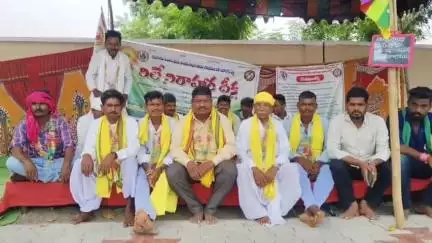 అసిఫాబాద్: ఆసిఫాబాద్ కలెక్టరేట్ ఎదుట 13వ రోజుకు చేరుకున్న ఆదివాసీ రిలే నిరహార దీక్ష