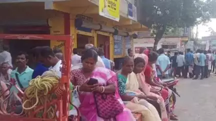 কুলতলি: এসইউসিআই কমিউনিস্ট দলের সংগঠন অল ইন্ডিয়া কে কে এম এসের কুলতলী বিদ্যুৎ দপ্তরের ১০ দফা দাবির ভিত্তিতে বিক্ষোভ ডেপুটেশন