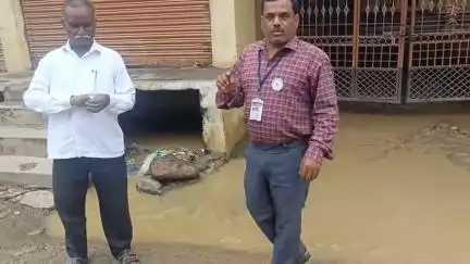 ముధోల్: కుబీర్‌లో కురిసిన వర్షానికి మురికి నీరు విఠలేశ్వర ఆలయంలోకి చేరుతుందని గ్రామస్థులు ఆగ్రహం వ్యక్తం చేశారు #localissue