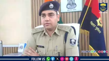 आम जनता को #प्रेस_वार्ता के माध्यम से चालान के सम्बन्ध में जानकारी देते हुए पुलिस अधीक्षक यातायात, पटना...