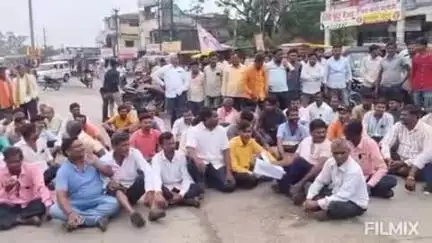 अर्धापूर: केळी नुकसानीचे सरसकट पंचनामे करून शेतकऱ्यांना मदत द्यावी मागणीसाठी अहिल्याबाई होळकर चौक येथे रस्ता रोको आंदोलन