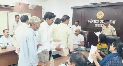 सीहोर नगर: कलेक्टर कार्यालय में आयोजित जनसुनवाई में 64 आवेदन हुए प्राप्त, कलेक्टर ने सुनीं समस्याएँ