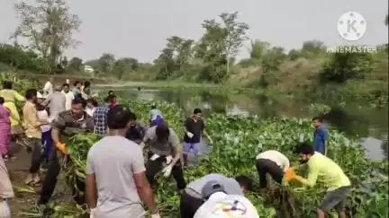 खैरागढ़ में स्वच्छता दीदियों के साथ कंधे से कंधा मिलाकर मिशन संडे टीम ने किया श्रमदान, दिया जन जागरूकता का संदेश