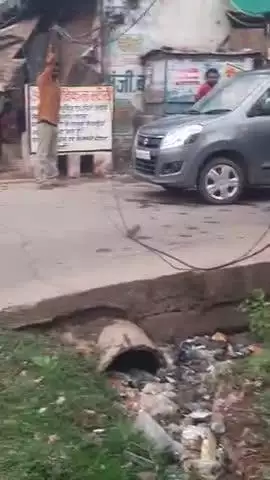 taar Gira huwa Hai ramnagar word no 01 me main Laine niche Gira human hair sasan prasasan ka koi admit abhi tak nah aaya