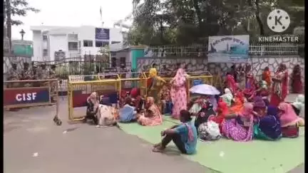 मुआवजा में विसंगति और बसाहट की मांग पर ग्रामीणों ने 6 घंटे तक एसईसीएल गेवरा मुख्यालय में डेरा डाला