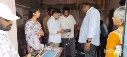 మహదేవ్​పూర్: నిత్యావసర వస్తువుల పంపిణీలో పారదర్శకత మరియు జవాబుదారీతనం ఉండాలని రెవెన్యూ అదనపు కలెక్టర్ అశోక్ కుమార్ తెలిపారు