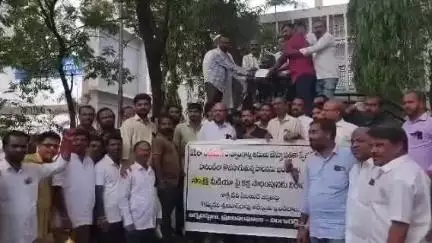 సంగారెడ్డి: సంగారెడ్డిలో జర్నలిస్ట్ శ్రీనివాసరావు అరెస్ట్ కు నిరసనగా జర్నలిస్టుల నిరసన