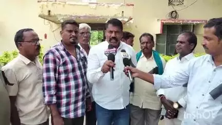 బాల్కొండ: తహశీల్దార్ కార్యాలయం ముందు ధర్నా నిర్వహించి తహశీల్దార్ కు వినతిపత్రం అందజేసిన ప్రెస్ క్లబ్ సభ్యులు