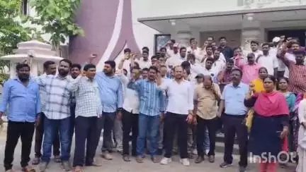 హనుమకొండ జిల్లా పరిషత్ కార్యాలయం వద్ద పంచాయతీ కార్యదర్శుల ఆందోళన...