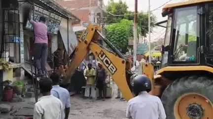 घोसी: घोसी के मधुबन मोड़ पर सड़क किनारे से हटाया गया अतिक्रमण, नगर पंचायत प्रशासन व पुलिस की संयुक्त कार्रवाई।